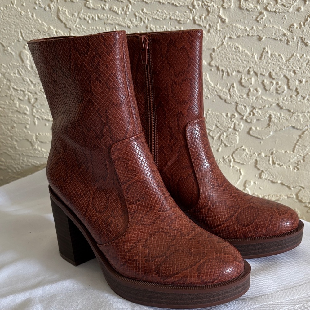 Women’s western style  universal thread Brown Snake Print Ankle Boots  Sz. 6 - Picture 2 of 7